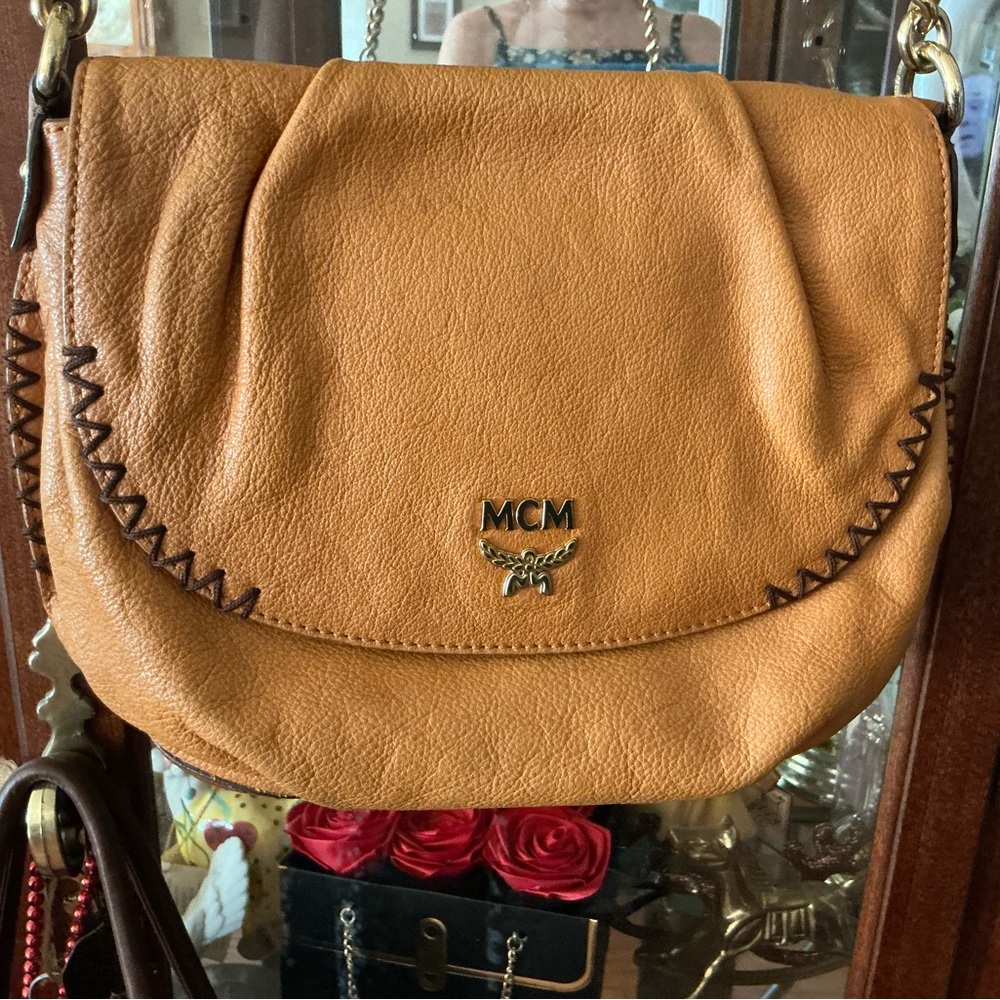 MCM shoulder bag in a tan or cognac featuring gathered flap and whipstitch trim - Picture 3 of 9
